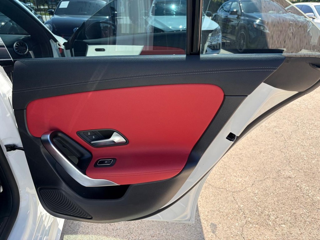 Mercedes-Benz CLA 250 Vehicle Full-screen Gallery Image 17