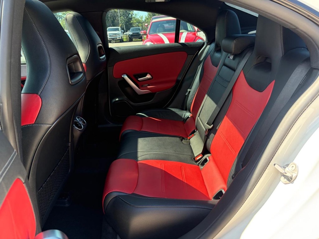 Mercedes-Benz CLA 250 Vehicle Full-screen Gallery Image 18