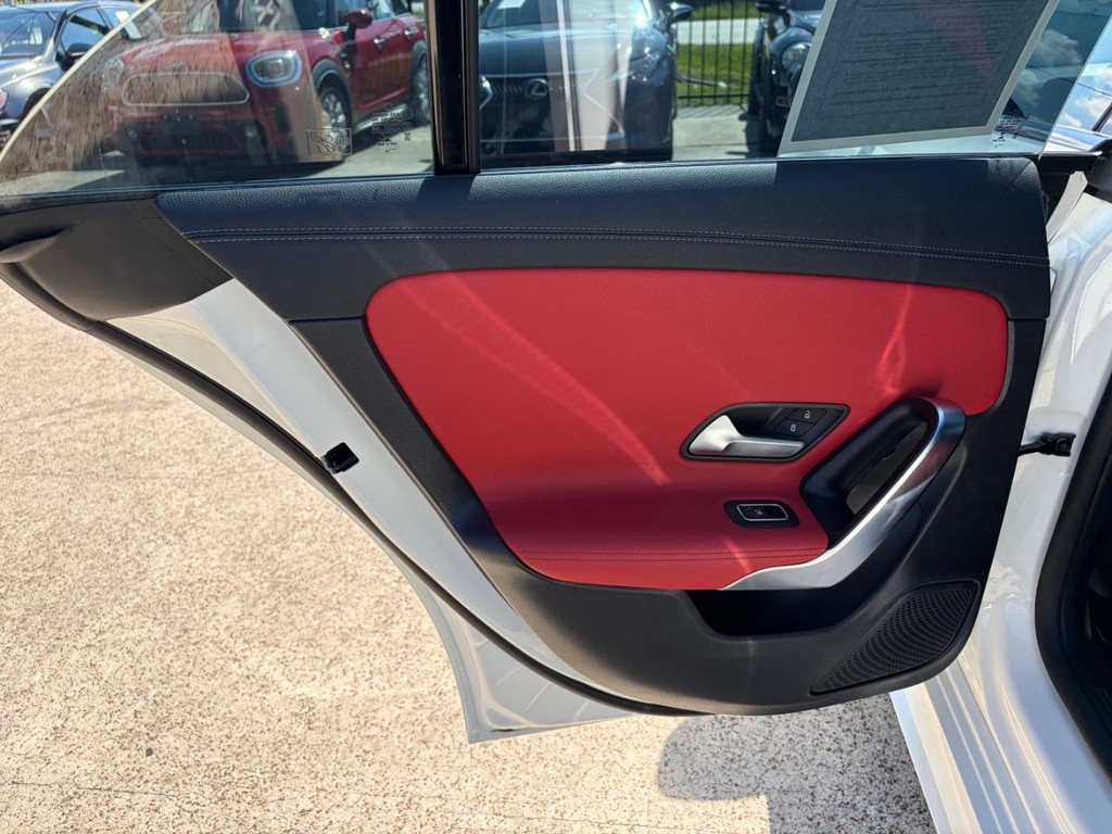 Mercedes-Benz CLA 250 Vehicle Full-screen Gallery Image 19