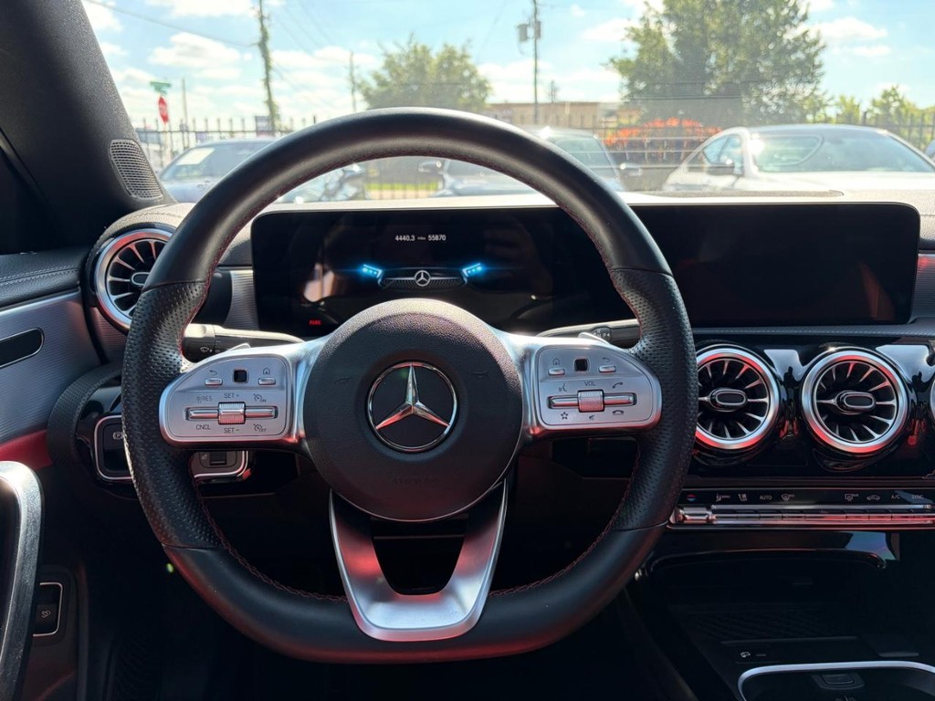 Mercedes-Benz CLA 250 Vehicle Full-screen Gallery Image 20