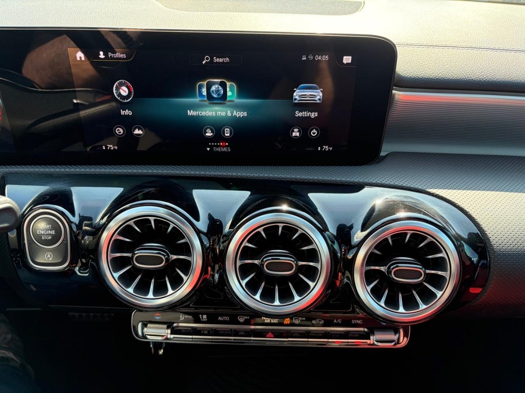 Mercedes-Benz CLA 250 Vehicle Full-screen Gallery Image 22