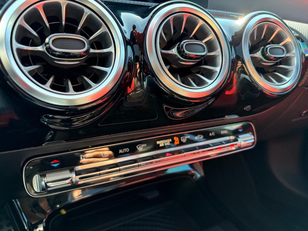 Mercedes-Benz CLA 250 Vehicle Full-screen Gallery Image 23