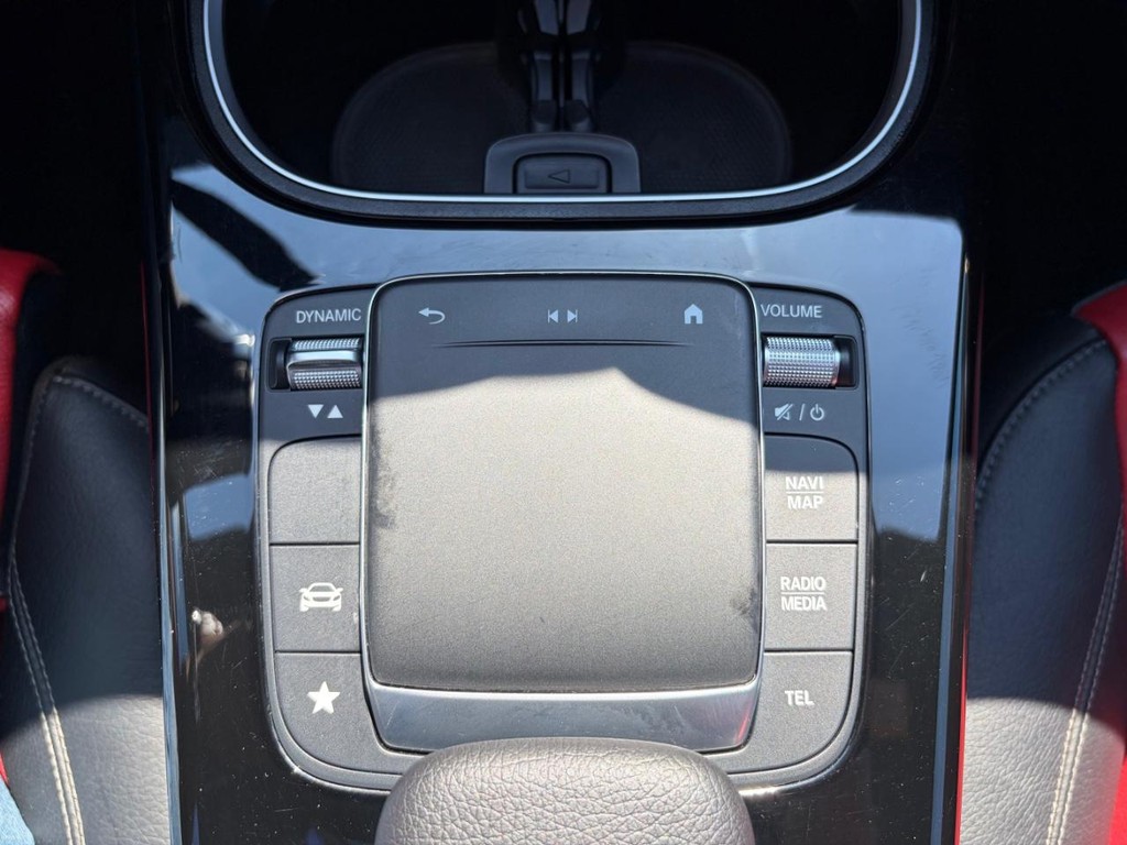 Mercedes-Benz CLA 250 Vehicle Full-screen Gallery Image 24