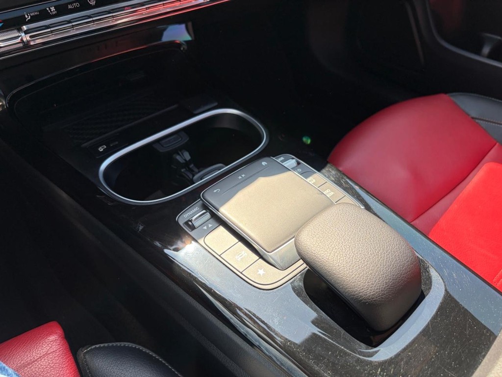 Mercedes-Benz CLA 250 Vehicle Full-screen Gallery Image 25