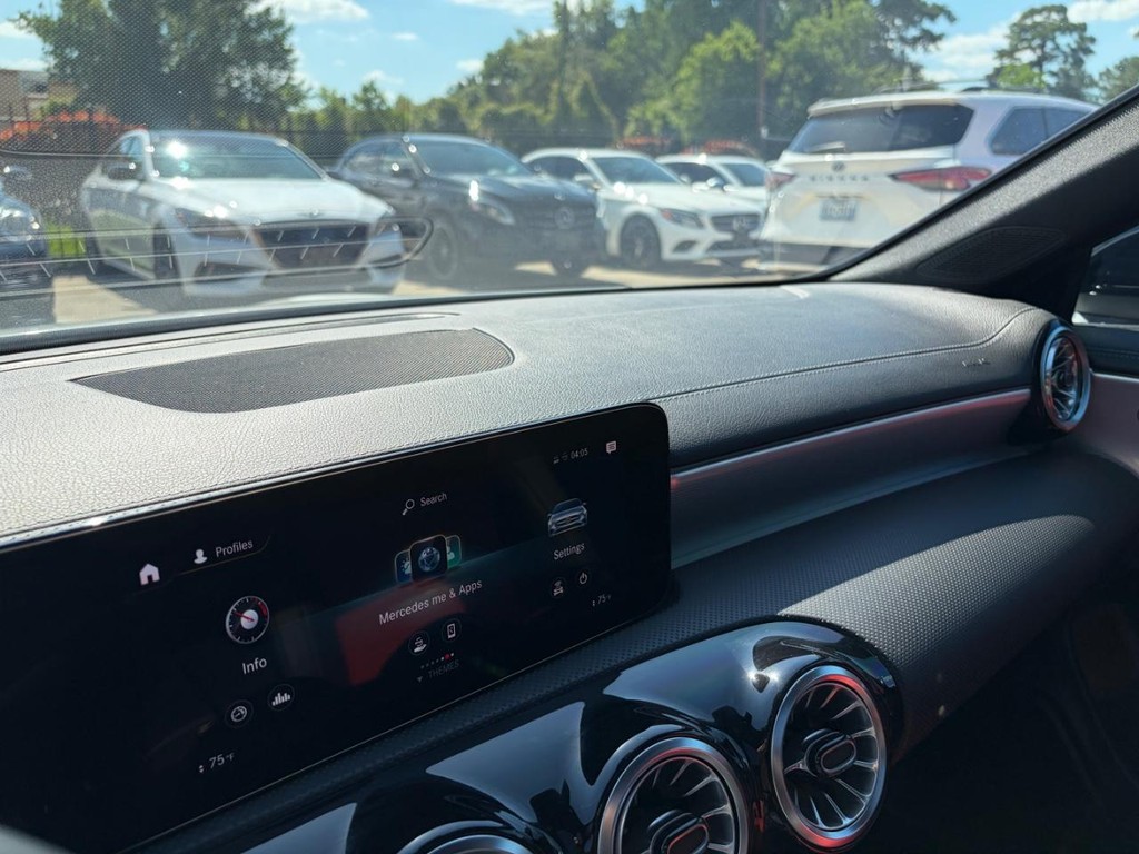 Mercedes-Benz CLA 250 Vehicle Full-screen Gallery Image 26