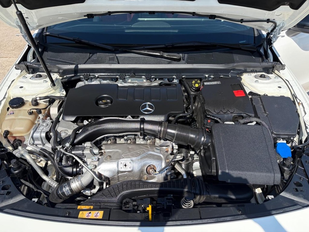 Mercedes-Benz CLA 250 Vehicle Full-screen Gallery Image 28