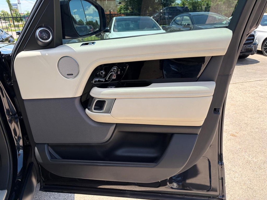 Land Rover Range Rover Vehicle Full-screen Gallery Image 15