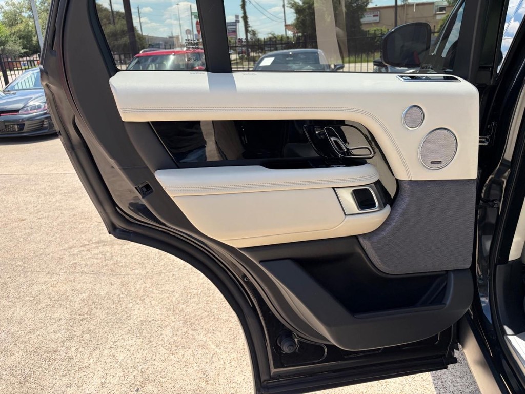 Land Rover Range Rover Vehicle Full-screen Gallery Image 17