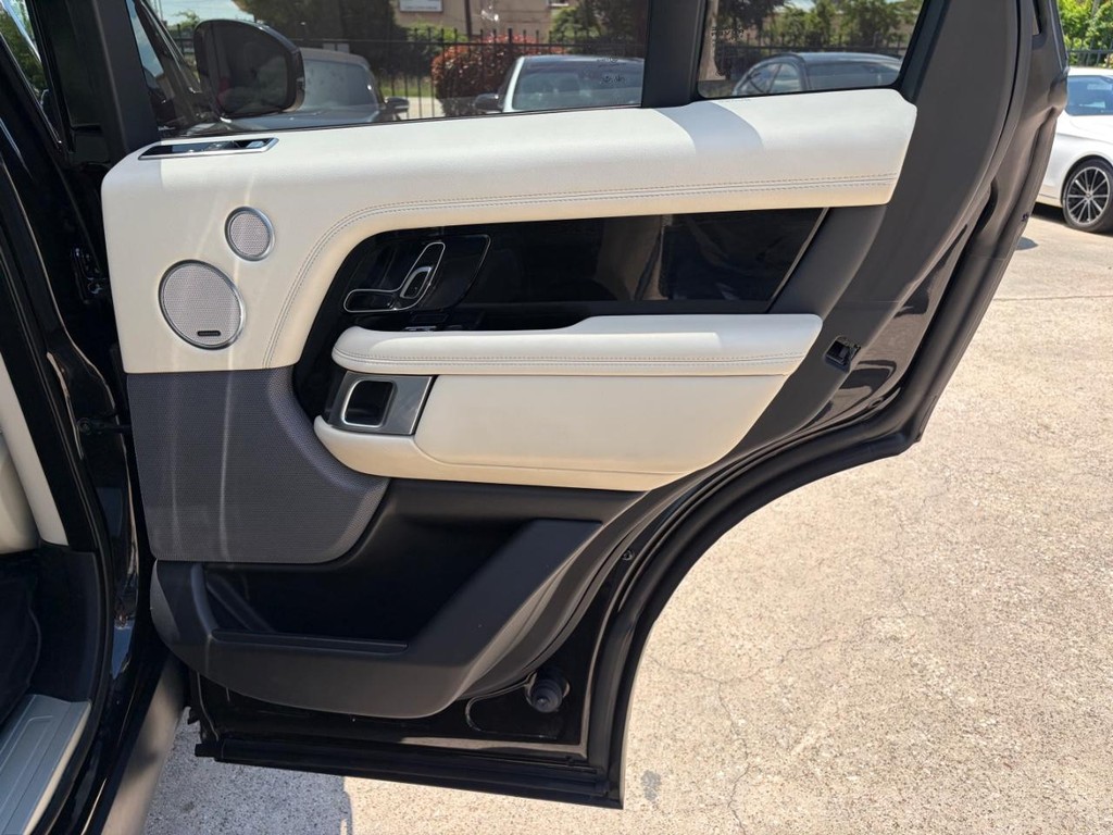 Land Rover Range Rover Vehicle Full-screen Gallery Image 19