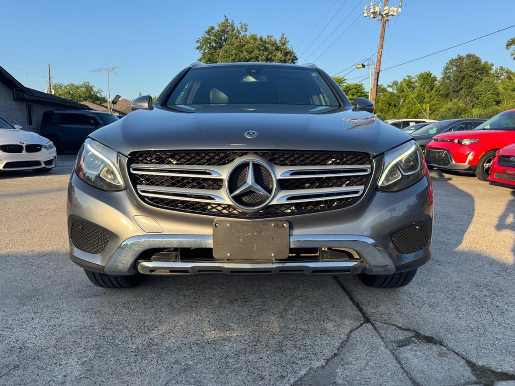 Mercedes-Benz GLC 300 Vehicle Full-screen Gallery Image 02