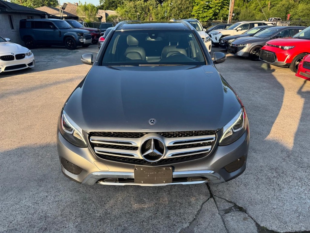 Mercedes-Benz GLC 300 Vehicle Full-screen Gallery Image 03