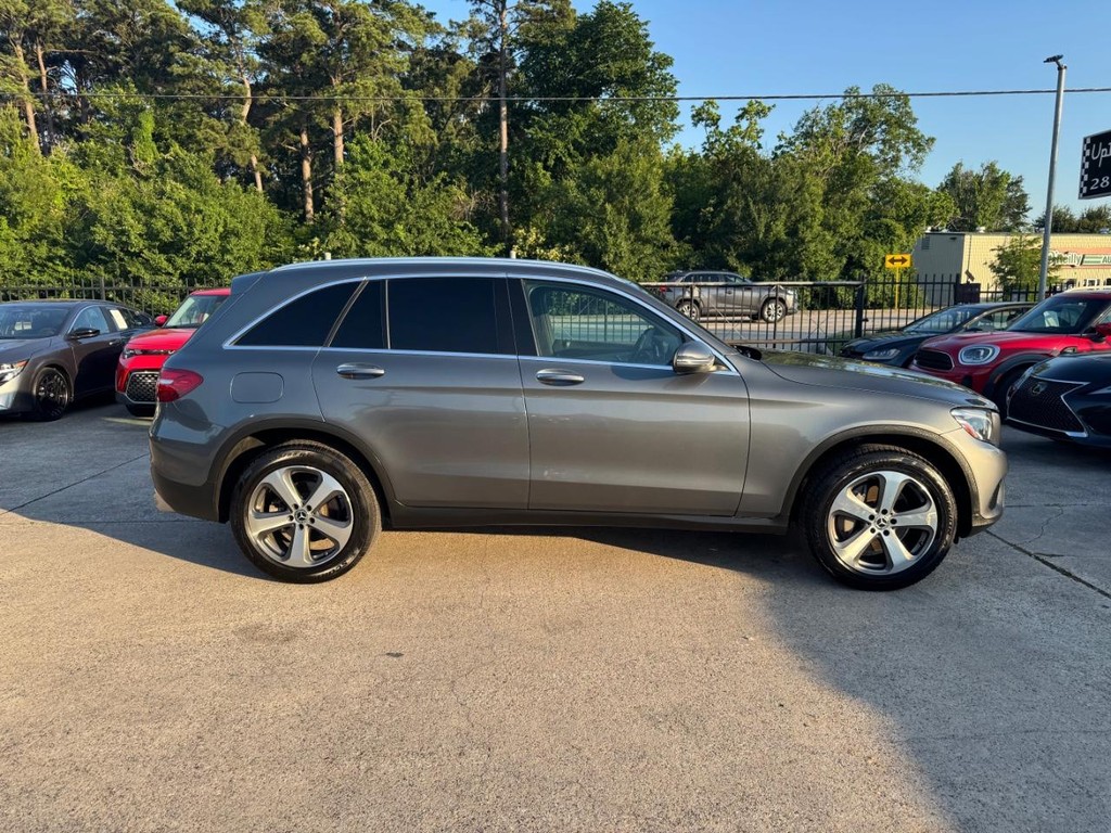 Mercedes-Benz GLC 300 Vehicle Full-screen Gallery Image 05