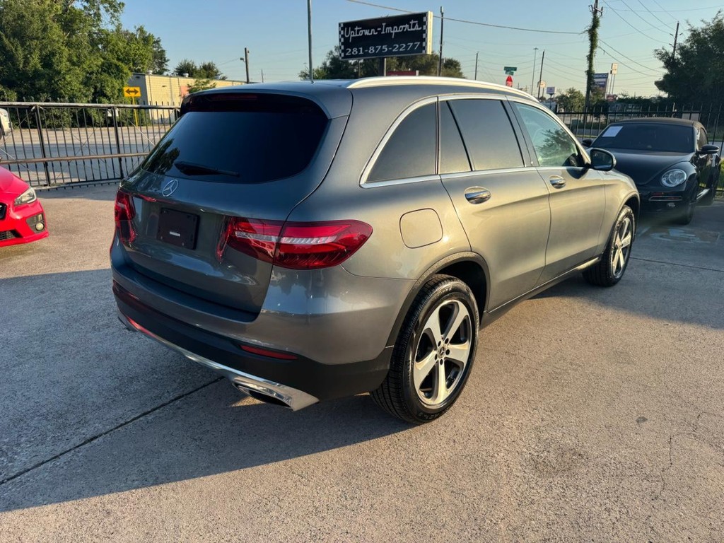 Mercedes-Benz GLC 300 Vehicle Full-screen Gallery Image 06
