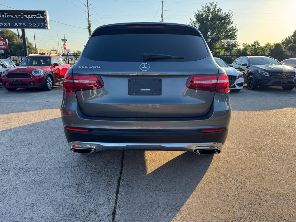 Mercedes-Benz GLC 300 Vehicle Full-screen Gallery Image 07
