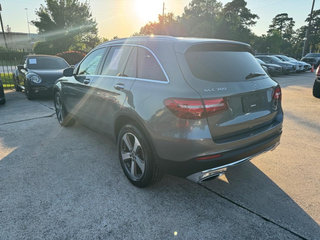 Mercedes-Benz GLC 300 Vehicle Full-screen Gallery Image 08