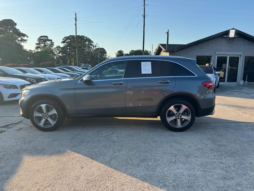 Mercedes-Benz GLC 300 Vehicle Full-screen Gallery Image 09