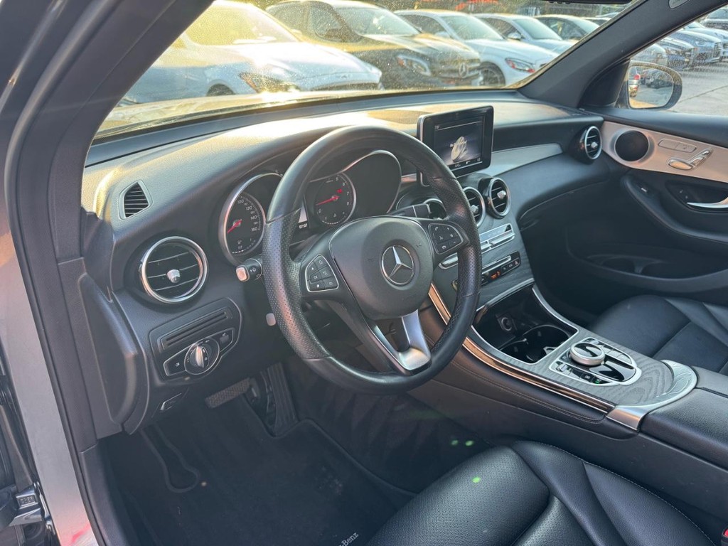 Mercedes-Benz GLC 300 Vehicle Full-screen Gallery Image 10