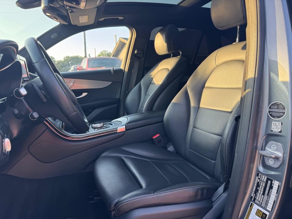 Mercedes-Benz GLC 300 Vehicle Full-screen Gallery Image 11