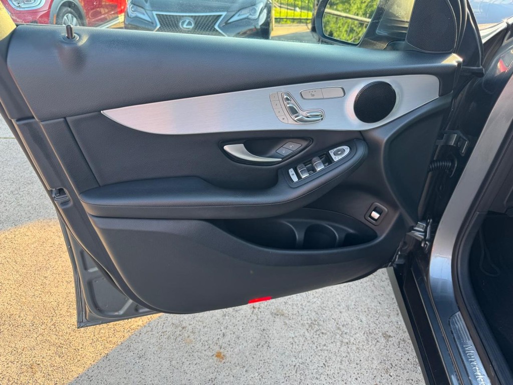 Mercedes-Benz GLC 300 Vehicle Full-screen Gallery Image 12