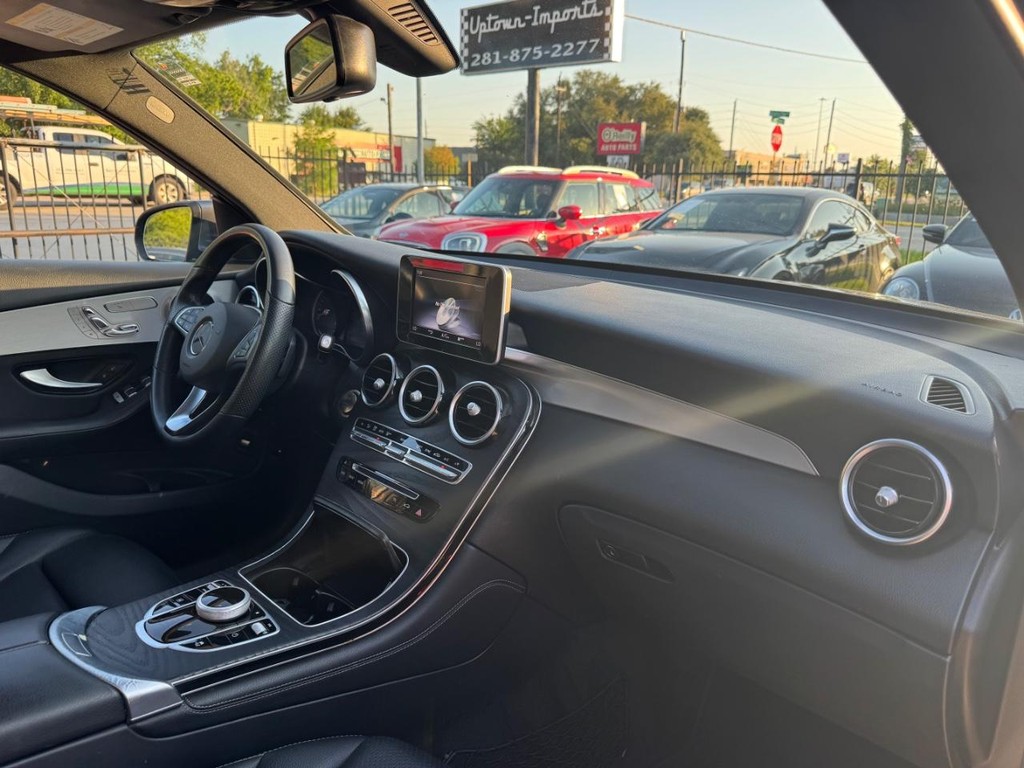 Mercedes-Benz GLC 300 Vehicle Full-screen Gallery Image 13