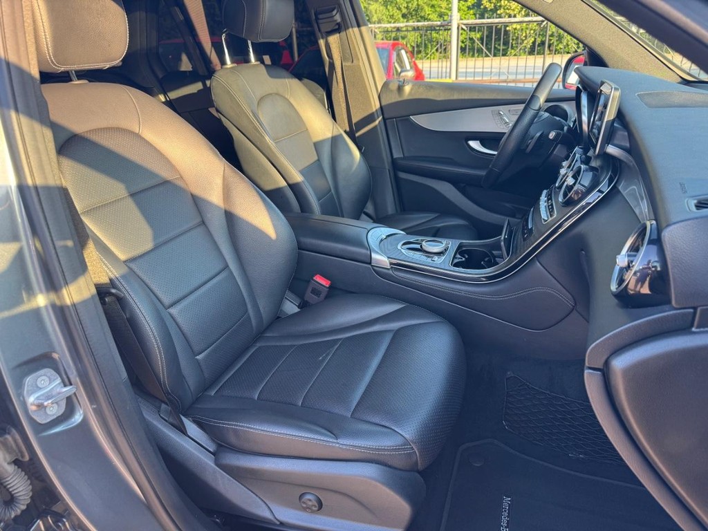 Mercedes-Benz GLC 300 Vehicle Full-screen Gallery Image 14