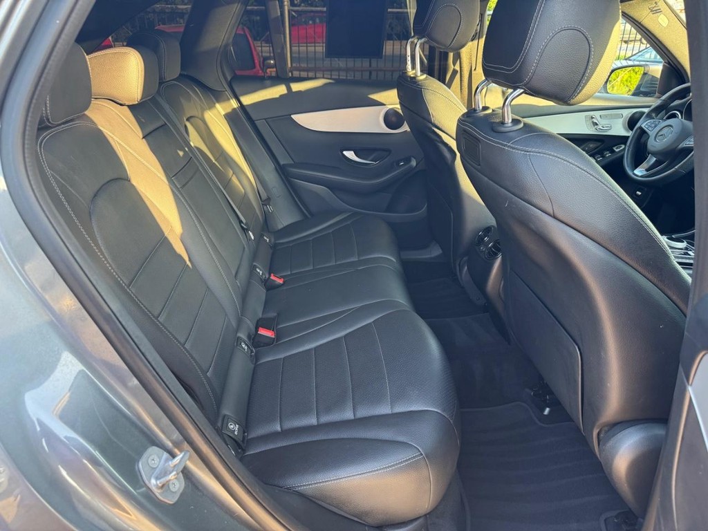 Mercedes-Benz GLC 300 Vehicle Full-screen Gallery Image 16