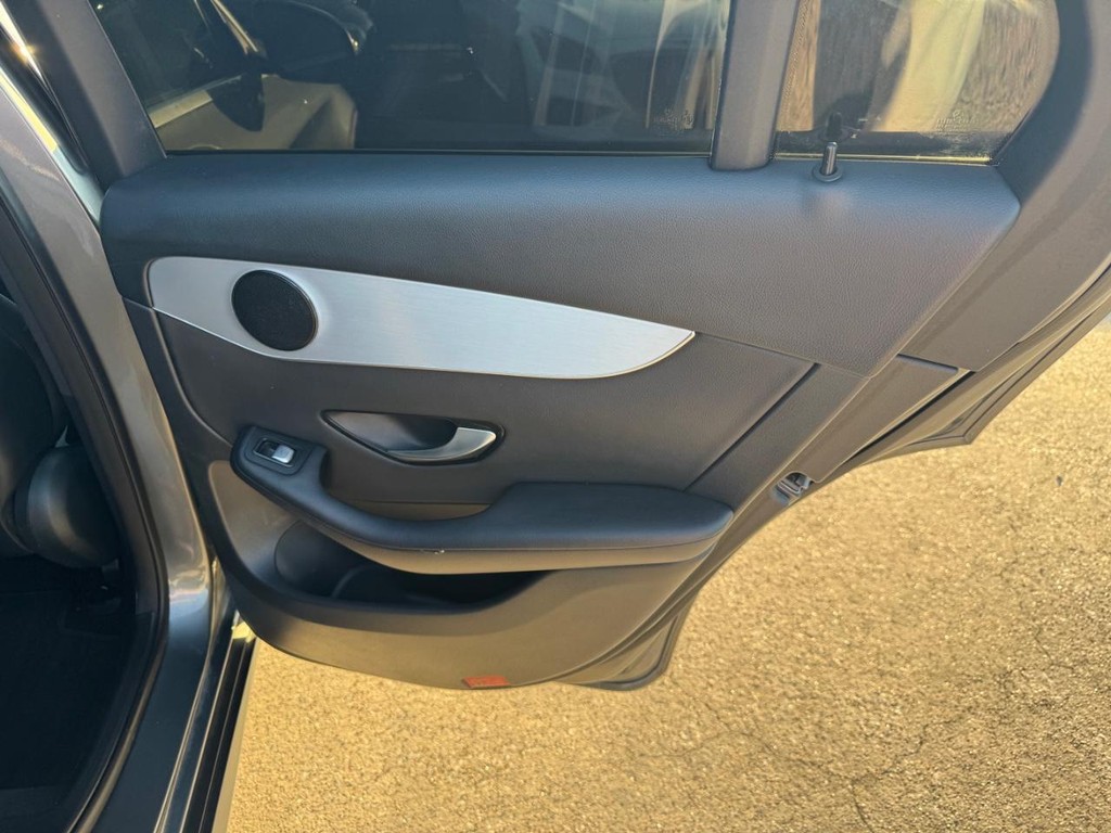 Mercedes-Benz GLC 300 Vehicle Full-screen Gallery Image 17