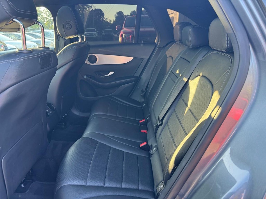Mercedes-Benz GLC 300 Vehicle Full-screen Gallery Image 18