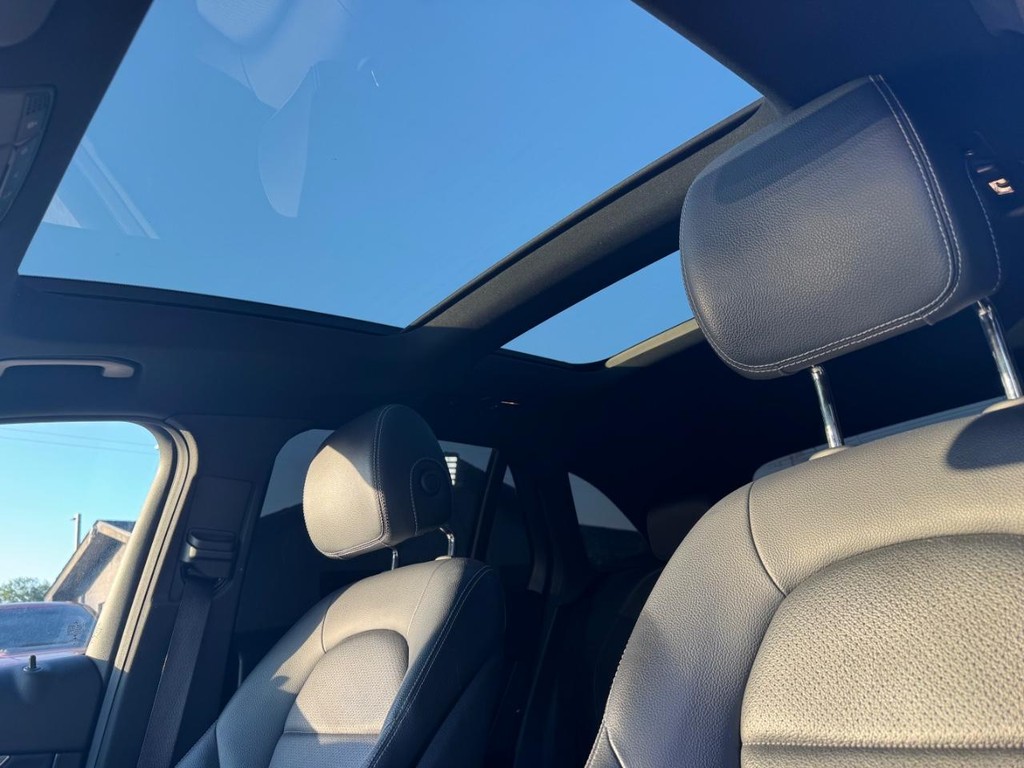 Mercedes-Benz GLC 300 Vehicle Full-screen Gallery Image 20