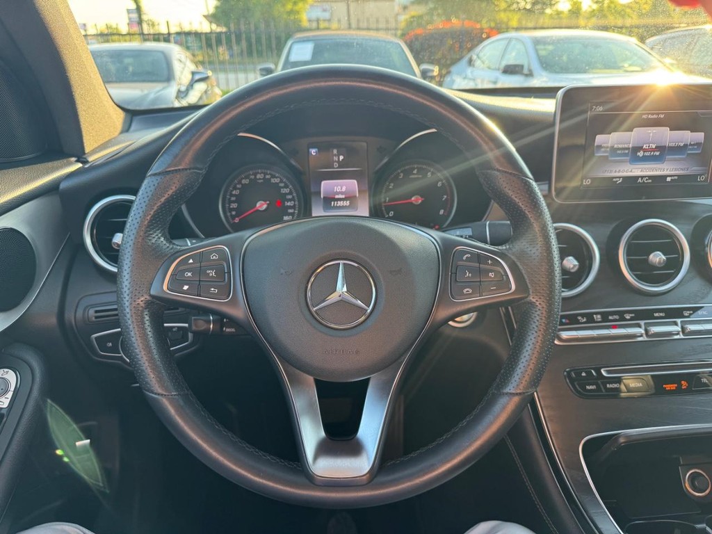 Mercedes-Benz GLC 300 Vehicle Full-screen Gallery Image 21