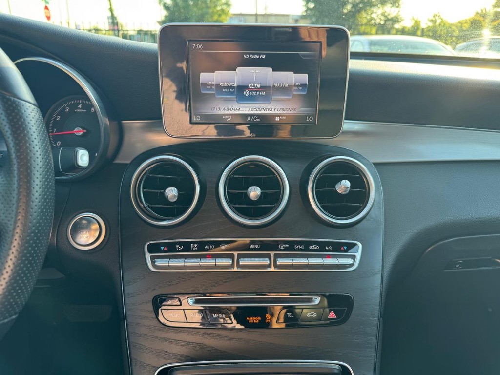 Mercedes-Benz GLC 300 Vehicle Full-screen Gallery Image 23