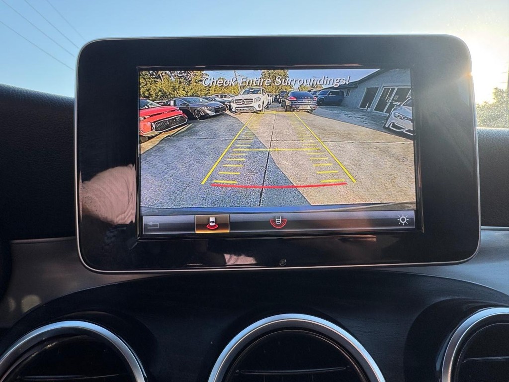Mercedes-Benz GLC 300 Vehicle Full-screen Gallery Image 24