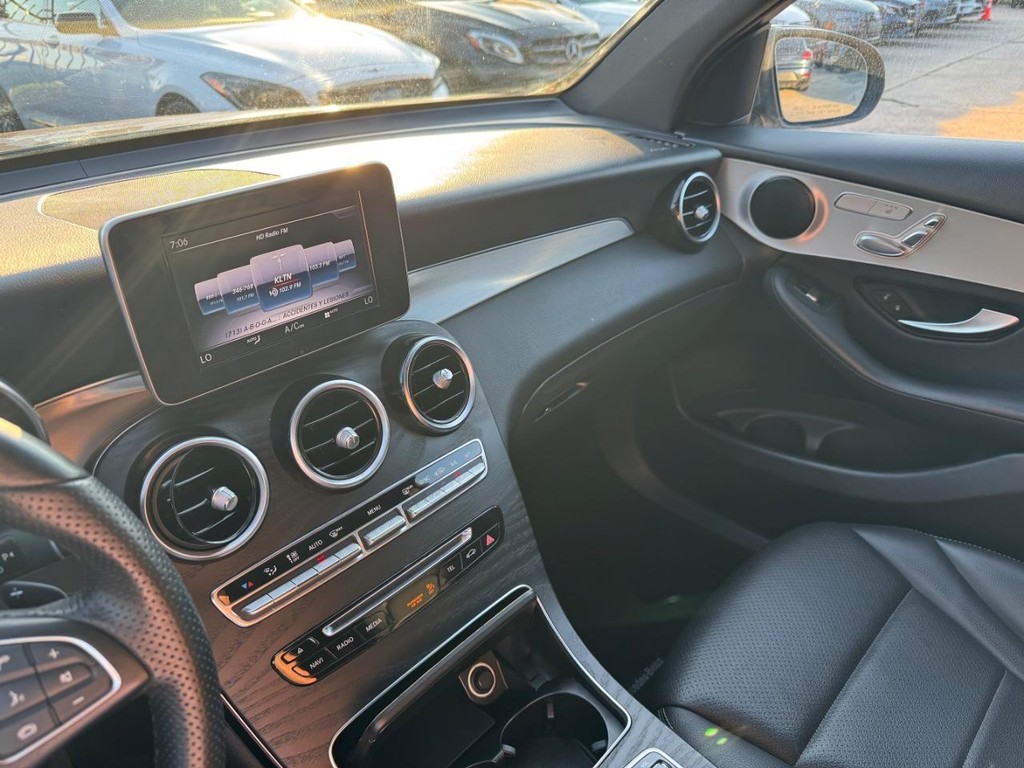 Mercedes-Benz GLC 300 Vehicle Full-screen Gallery Image 25