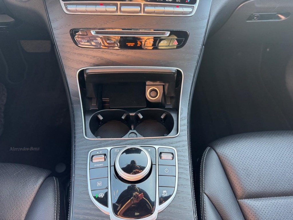 Mercedes-Benz GLC 300 Vehicle Full-screen Gallery Image 26