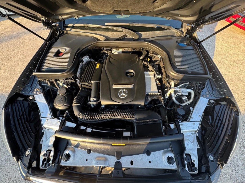 Mercedes-Benz GLC 300 Vehicle Full-screen Gallery Image 28