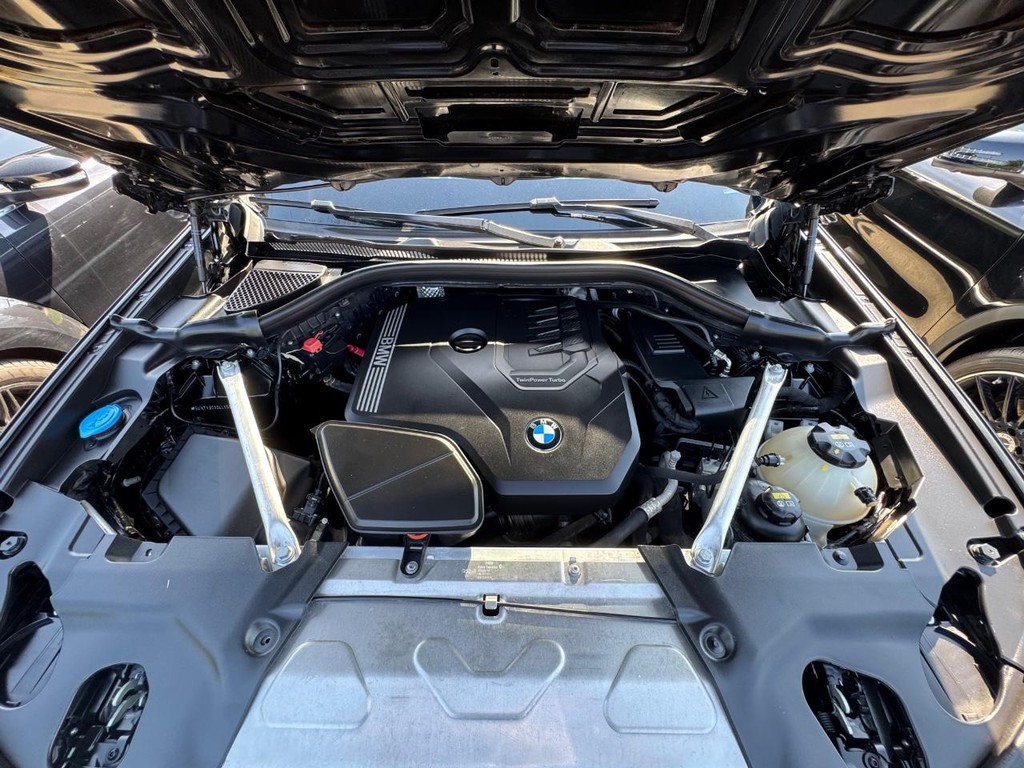 BMW X3 Vehicle Full-screen Gallery Image 25