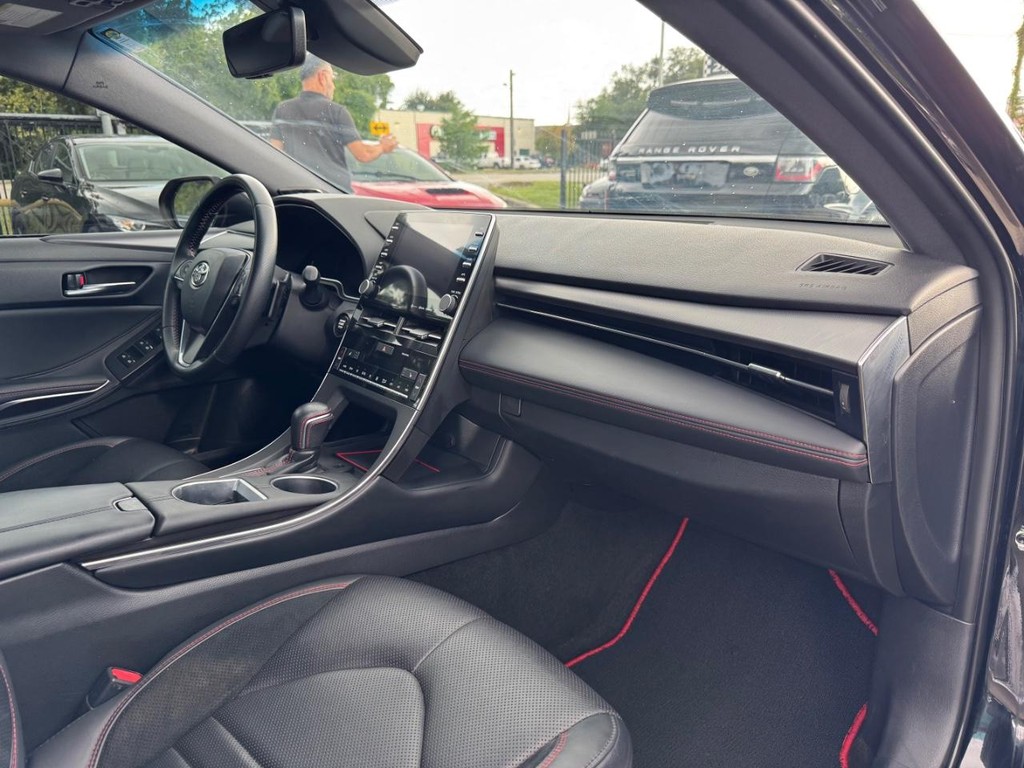 Toyota Avalon Vehicle Full-screen Gallery Image 13