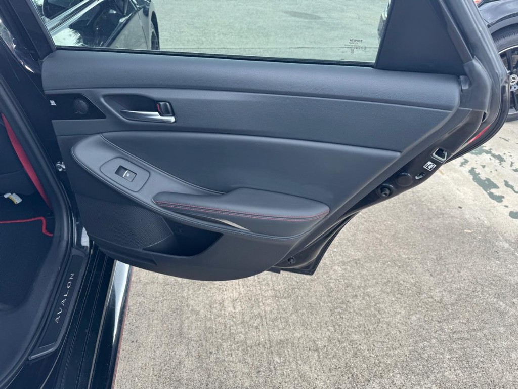 Toyota Avalon Vehicle Full-screen Gallery Image 17