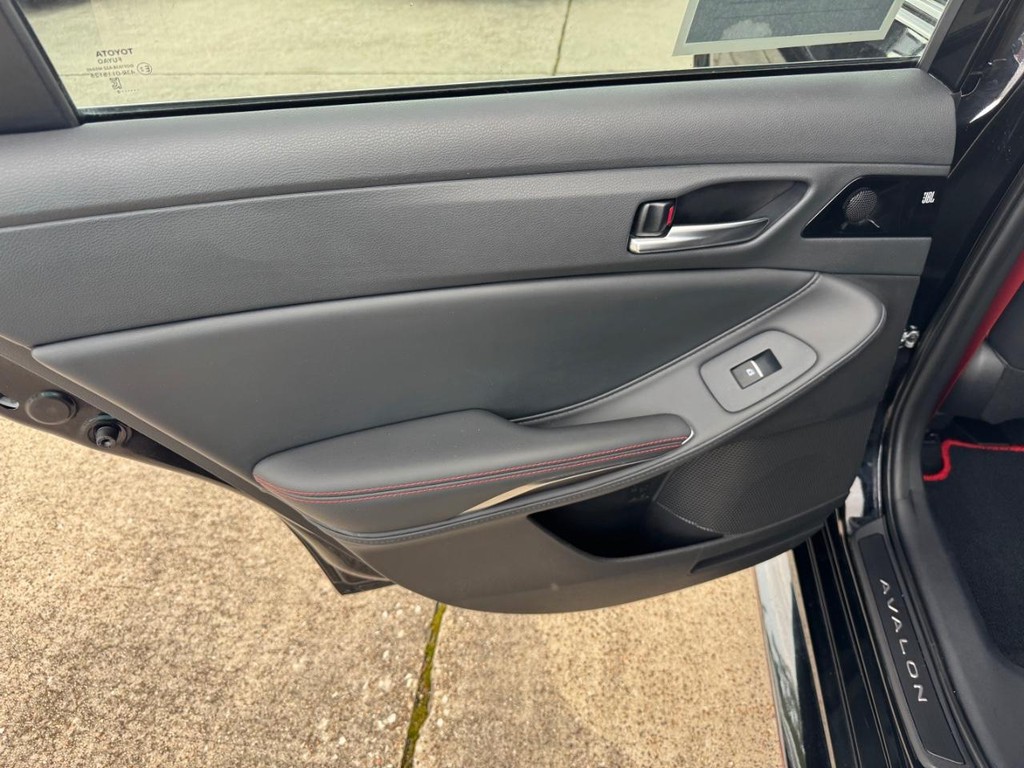Toyota Avalon Vehicle Full-screen Gallery Image 19