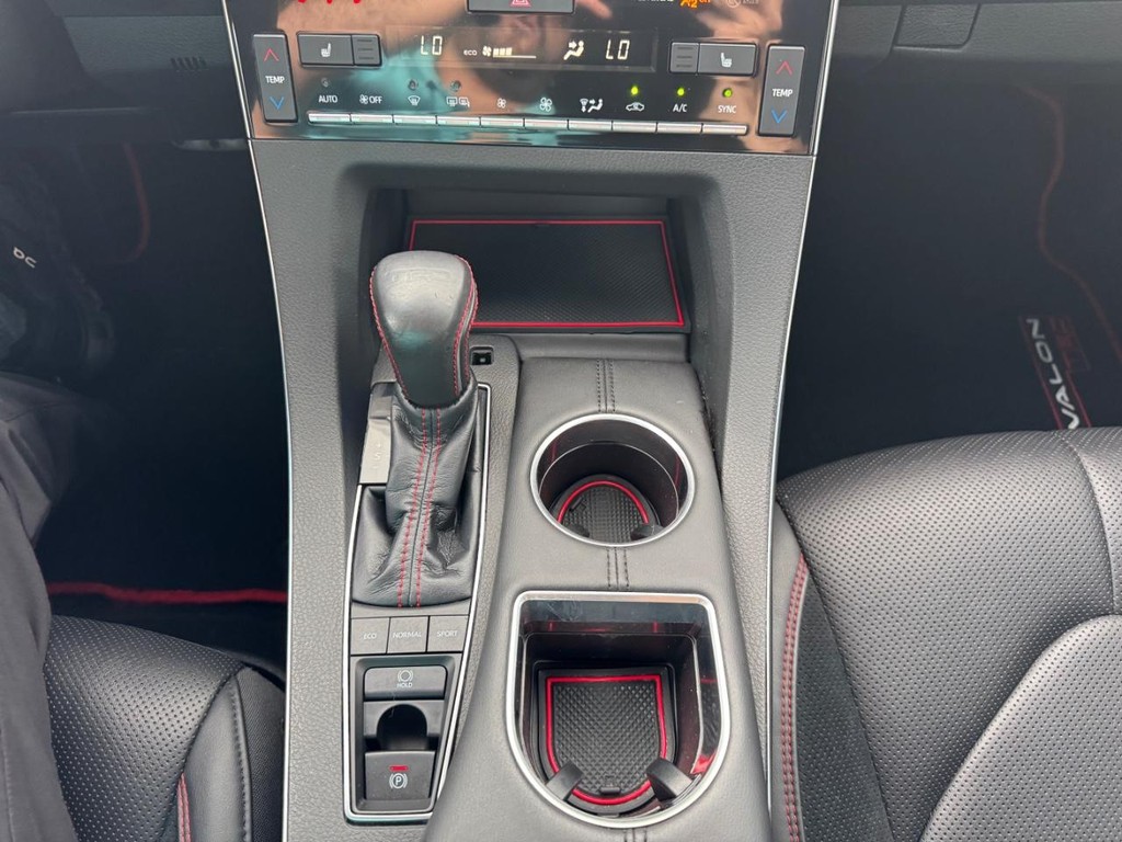 Toyota Avalon Vehicle Full-screen Gallery Image 23