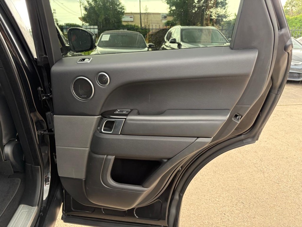 Land Rover Range Rover Sport Vehicle Full-screen Gallery Image 17