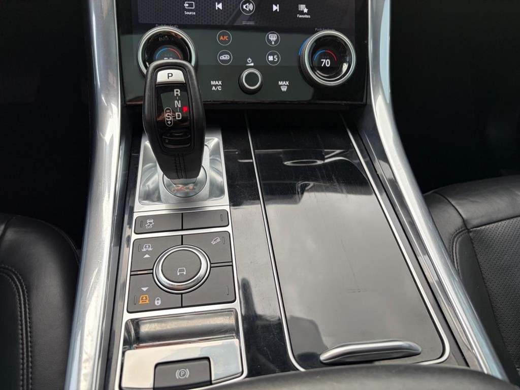 Land Rover Range Rover Sport Vehicle Full-screen Gallery Image 25