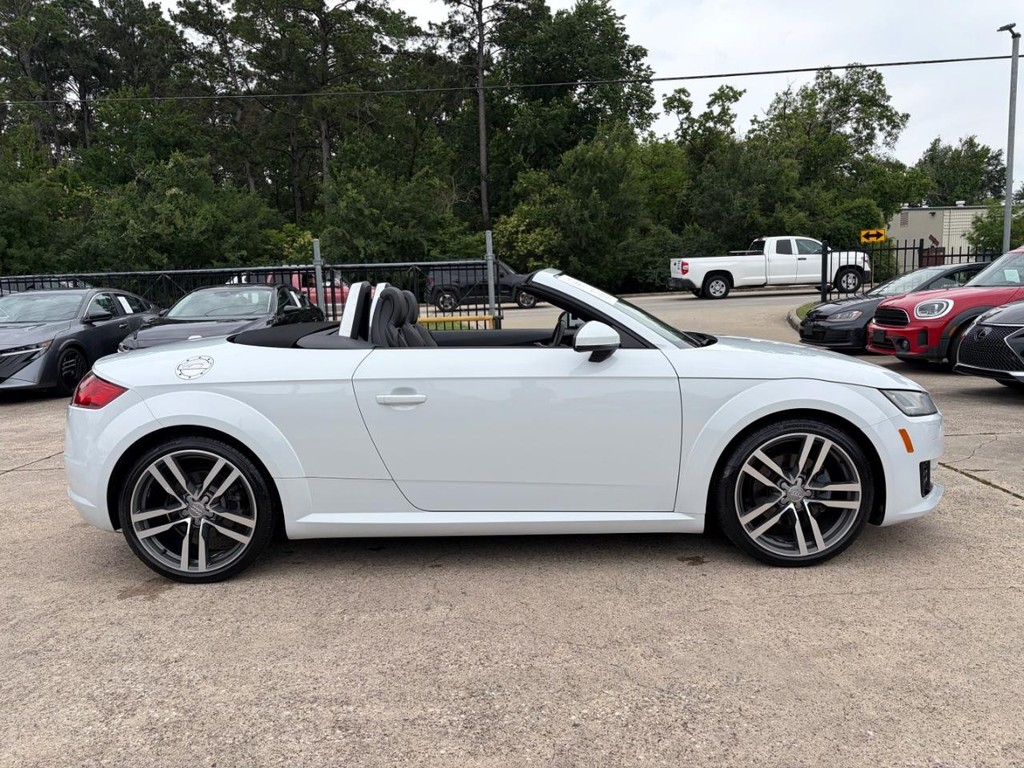 Audi TT Vehicle Full-screen Gallery Image 05
