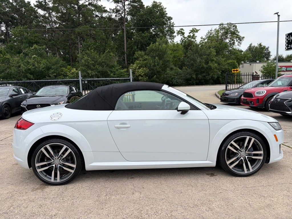 Audi TT Vehicle Full-screen Gallery Image 06