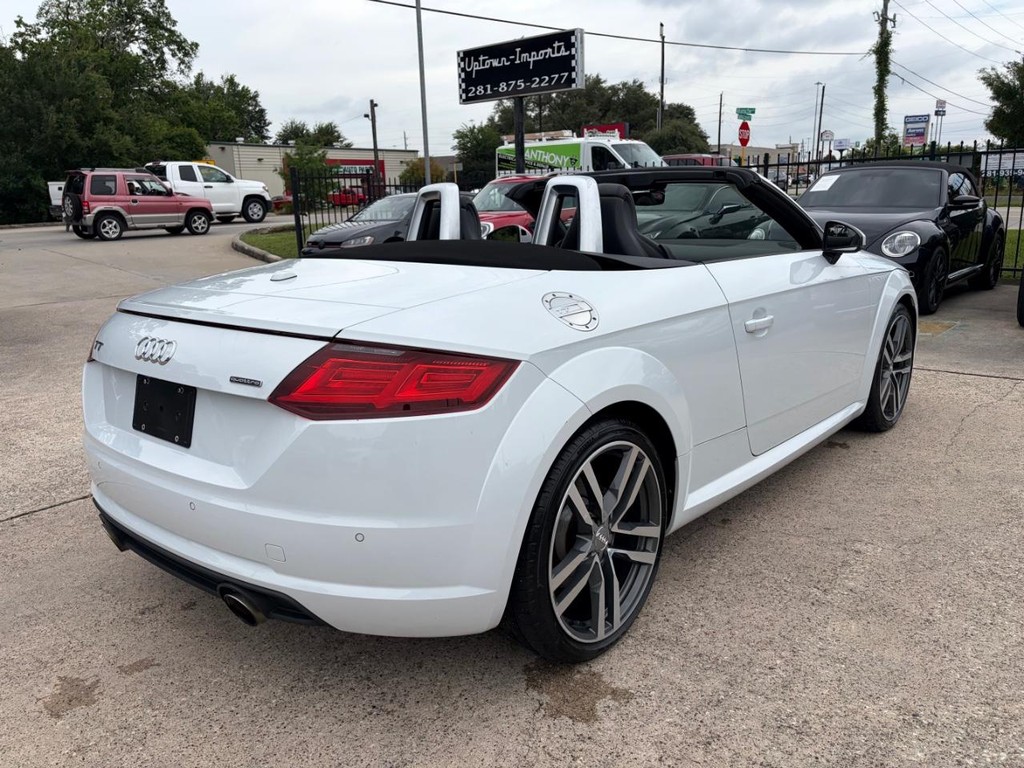 Audi TT Vehicle Full-screen Gallery Image 07