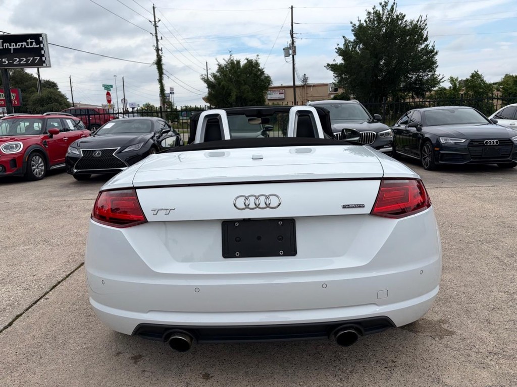 Audi TT Vehicle Full-screen Gallery Image 08