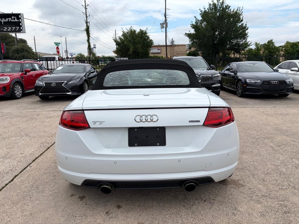 Audi TT Vehicle Full-screen Gallery Image 09