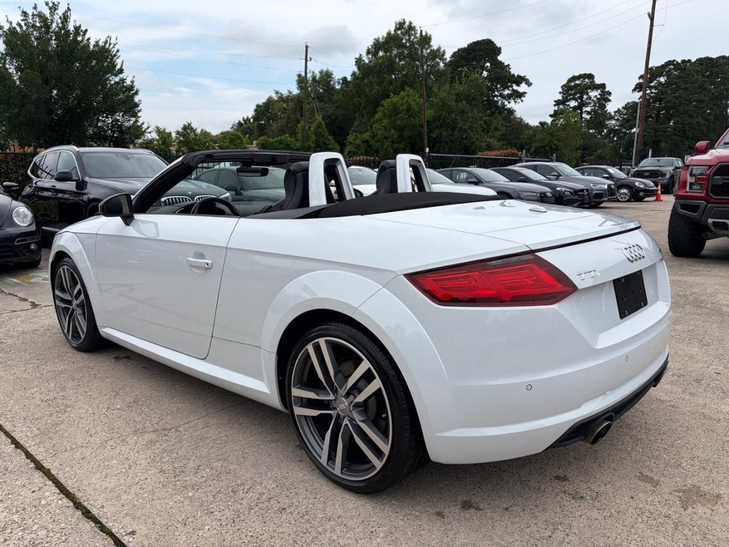 Audi TT Vehicle Full-screen Gallery Image 10