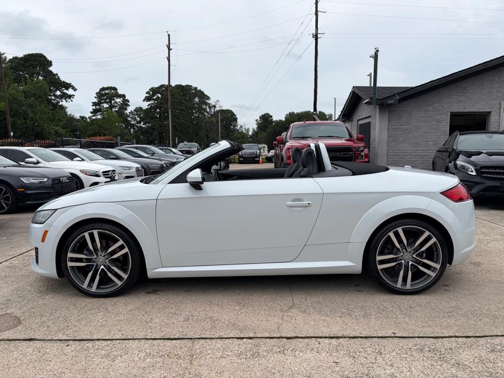 Audi TT Vehicle Full-screen Gallery Image 11