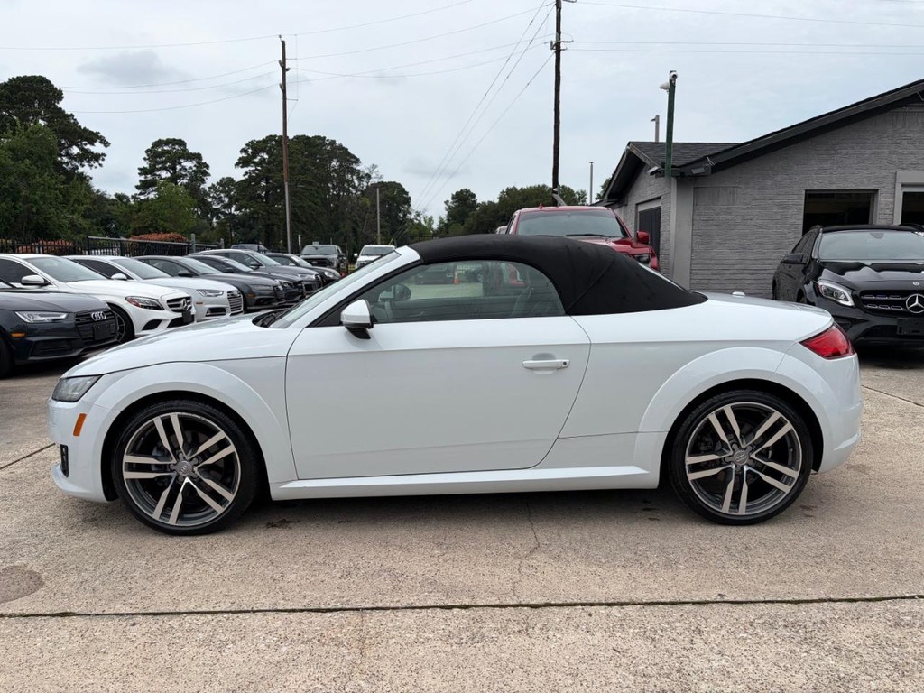 Audi TT Vehicle Full-screen Gallery Image 12